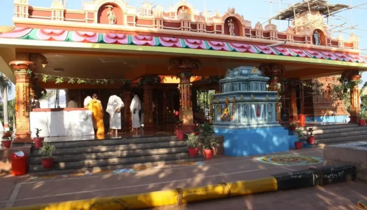 NRI Today - NRI Youth Group Visits Temple in Tamil Nadu